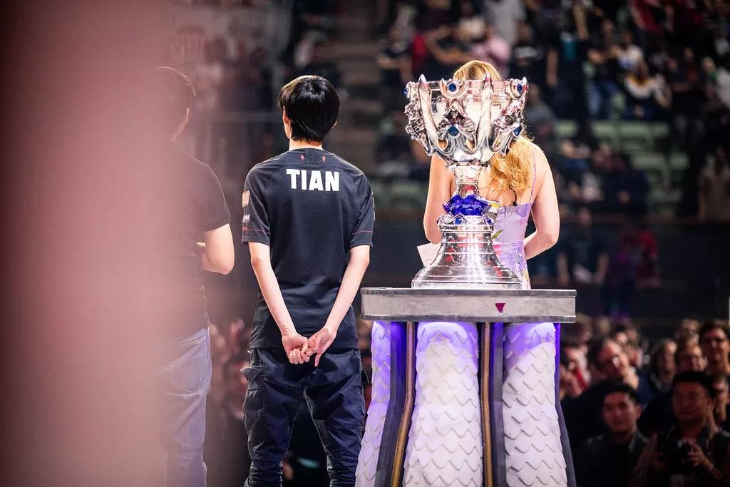 英雄联盟选手赛后落泪,背后故事感人 英雄联盟选手赛后落泪,背后故事感人