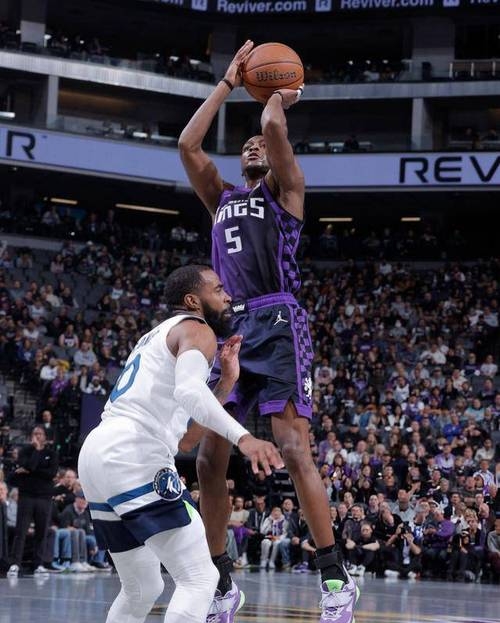 马刺翻盘辽宁队,福克斯点燃赛场 马刺翻盘辽宁队,福克斯点燃赛场